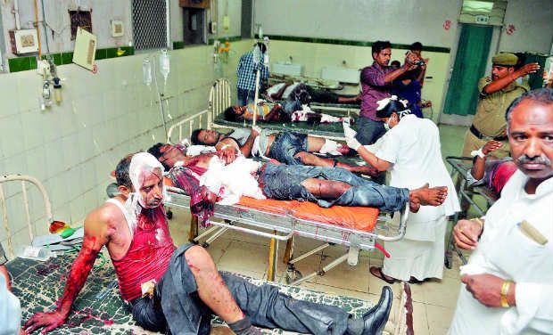 Hundreds shed tears over Hyderabad twin blasts
